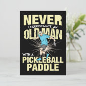 Pickleball - Alter Mann mit Pickleball-Paddel Einladung (Stehend Vorderseite)