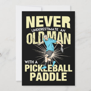 Pickleball - Alter Mann mit Pickleball-Paddel Einladung