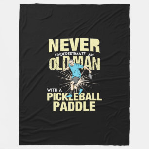 Pickleball - Alter Mann mit Pickleball-Paddel Fleecedecke