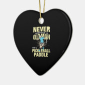 Pickleball - Alter Mann mit Pickleball-Paddel Keramik Ornament (Links)