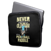 Pickleball - Alter Mann mit Pickleball-Paddel Laptopschutzhülle (Vorderseite Links)