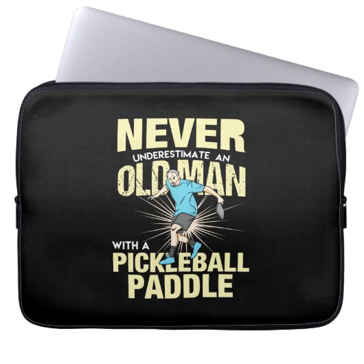 Pickleball - Alter Mann mit Pickleball-Paddel Laptopschutzhülle (Vorderseite)