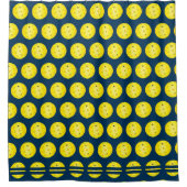 Pickleball Balls Gelb und Gemustert blau Duschvorhang (Vorderseite)