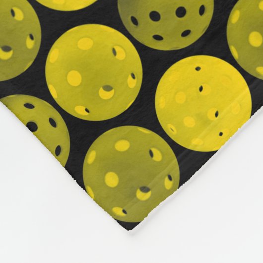 Pickleball Balls, Gelbe Pickleballs auf schwarz Fleecedecke (Ecke)