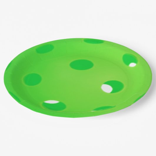 Pickleball Balls - Green Pickleball Balls auf Weiß Pappteller (Schrägansicht)