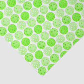 Pickleball Balls - Green Pickleball Balls auf Weiß Seidenpapier (Detail)