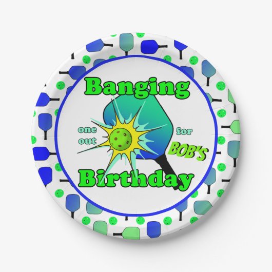 Pickleball Birthday Blue Green Paddle Ball Banging Pappteller (Vorderseite)