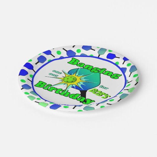 Pickleball Birthday Blue Green Paddle Ball Banging Pappteller (Schrägansicht)