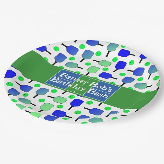 Pickleball Birthday Blue Green Paddle Ball Banging Pappteller (Schrägansicht)