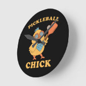 Pickleball Chick - Retro Runde Wanduhr (Winkel)