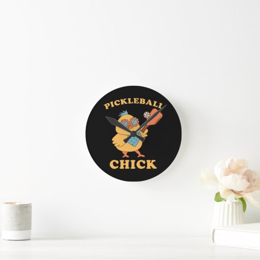 Pickleball Chick - Retro Runde Wanduhr (Zuhause)