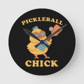 Pickleball Chick - Retro Runde Wanduhr (Vorderseite)