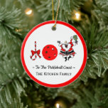 Pickleball Christmas Joy Santa Paddle Red Ball Keramik Ornament<br><div class="desc">Die Weihnachtsfreude wird mit einem Bonbons, einem roten Pickleball und einem fröhlichen Weihnachtsmann mit einem Paddel geschrieben. Personalisieren Sie für Ihre Pickleball Court rec Liga Spieler, oder Ihren Lieblings-Pickleballer. Spaß pflückische Weihnachtsschmuck für sich selbst, für deinen pickleball liebenden Freund, Mama, Papa, Onkel, Tante, Bruder, Schwester, Nachbarin, Opa, Großmutter oder Arbeitsfreund,...</div>