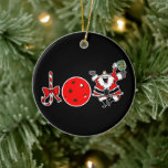 Pickleball Christmas Joy Santa Paddle Red Ball Keramik Ornament<br><div class="desc">Die Weihnachtsfreude wird mit einem Bonbons, einem roten Pickleball und einem sehr fröhlichen Weihnachtsmann mit einem roten und grünen Ho Ho Ho Paddelpaddel geschrieben. Personalisieren Sie für Ihre Pickleball Court rec Liga Spieler. Spaß pflückische Weihnachtsschmuck für sich selbst, für deinen pickleball liebenden Freund, Mama, Papa, Onkel, Tante, Bruder, Schwester, Nachbarin,...</div>