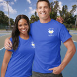 Pickleball Club Paddle, Ball, Name Nummer auf der  T-Shirt<br><div class="desc">Ein Pickleball T - Shirt mit gekreuzten Pickleball Paddles, Ball und Text auf der Vorderseite und Name und Nummer auf der Rückseite. Ideal für Clubs, Pickleball Teams oder einfach nur zum Spaß. Fügen Sie Clubname, Spielername, Stadt, Staat, Turnierdetails, etc. hinzu - was immer Sie möchten. Sehen Sie auch unser größeres...</div>