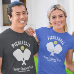 Pickleball Club Pickleball Paddle & Ball Custom T-Shirt<br><div class="desc">Liebe du pickleball oder kennst jemanden,  der das tut? Dann ist dies das perfekte Shirt,  das mit kreuzgekreuzten Paddeln und einem gelben Pickleball ausgestattet ist. Fügen Sie zwei Zeilen eigenen Textes hinzu - Clubname,  Spielername,  Stadt,  Staat,  Turnierdetails,  etc. - was immer Sie möchten.</div>