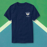 Pickleball Club Pickleball Paddle & Ball Custom T-Shirt<br><div class="desc">Liebe du pickleball oder kennst jemanden, der das tut? Dann ist dies das perfekte Shirt, das mit kreuz gekreuzten Paddeln, einem gelben Pickleball und drei Zeilen eigenen Textes ausgestattet ist - Clubname, Spielername, Stadt, Staat, Turnierdetails, etc. - was immer Sie wollen. Sehen Sie auch unser größeres Logo-Design, das auf die...</div>