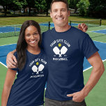 Pickleball Club Team Spieler Custom Pickler Gesche T-Shirt<br><div class="desc">In diesem phantastischen T - Shirt stehen Sie am Pickleball Court mit Paddelpaddeln, einer Kugel und Ihrem eigenen Text. Ändern Sie einfach die Formulierung, um Ihren Pickleball Clubnamen, Spielernamen, Teamnamen, Stadt/Ort oder eine beliebige Formulierung Ihrer Wahl einzufügen. Ändern Sie auch die Schriftart- und Grafikfarben - klicken Sie einfach auf Bearbeiten/Personalisieren....</div>