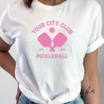 Pickleball Club Team Spieler Custom Pickler Gesche T-Shirt<br><div class="desc">In diesem super coolen T - Shirt mit gekreuzten Pickleball-Paddeln, einer Kugel und dem eigenen Text stehen Sie auf dem Pickleball-Platz. Ändern Sie einfach die Formulierung, um Ihren Pickleball-Clubnamen, Teamnamen, Stadt/Ort oder eine beliebige Formulierung Ihrer Wahl einzufügen. Ändern Sie auch die Schriftart- und Grafikfarben - klicken Sie einfach auf Bearbeiten/Personalisieren....</div>