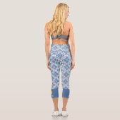 Pickleball-Design mit Blue Boho Chic Ikat-Muster Capri Leggings (Rückseite)