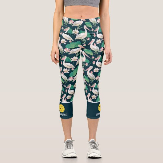 Pickleball Design tropischer Pelican Bird Custom Capri Leggings (Vorderseite)
