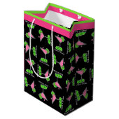 Pickleball Dinks & Drinks Cosmo Pink Cocktail Mittlere Geschenktüte (Rückseite Schrägansicht)