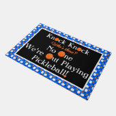 Pickleball-Eingang Klopf Klopf-Witz Blau Orange Fußmatte (Schrägansicht)