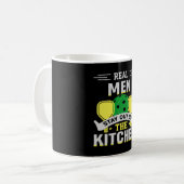 Pickleball Geschenk Real Men Bleibe aus der Küche Kaffeetasse (Vorderseite Links)