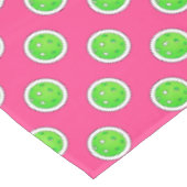 Pickleball Green Pickleballs Polka Dots Hot Pink Tischdecke (Schrägansicht)