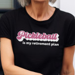 Pickleball ist mein Rentenplan Funny Pickleball T-Shirt<br><div class="desc">"Pickleball ist mein Rentenplan." Es ist mehr als nur ein witziger Slogan, es ist eine Widmungserklärung zu einem Sport, der nicht nur Spaß am Platz verspricht, sondern auch einen Entwurf für eine aktive und erfüllende Rente. Tragen Sie dieses Shirt stolz, während Sie servieren, Volleyball spielen und Ihren Weg in Ihre...</div>