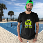 Pickleball ist mein Spiel Personalisiert T-Shirt<br><div class="desc">Dieses Design kann in dem Bereich personalisiert werden, der durch das Ändern des Fotos und/oder Textes zur Verfügung gestellt wird. Sie können auch angepasst werden, indem Sie auf Vorlage personalisieren klicken und dann auf die Schaltfläche klicken, um weitere Optionen anzupassen, um die Hintergrundfarbe zu löschen oder zu ändern, Text hinzuzufügen,...</div>