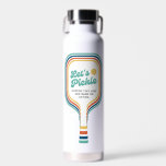 Pickleball Lasse Pickle Retro-Regenbogen Streifen  Trinkflasche<br><div class="desc">Super Fun Pickleball Wasserflasche - Design bietet eine Retro Stripe Kontur eines Pickleball Paddle und die Worte "Let's Pickle" in einem lustigen Schriftart. Fügen Sie einfach Ihren eigenen Text hinzu - Spielername, Pickleball Club/Turniername, etc. Perfekt für das Spenden von Pickleball - Ihr Partner, Mütter, Väter, Coaches - auch perfekt für...</div>