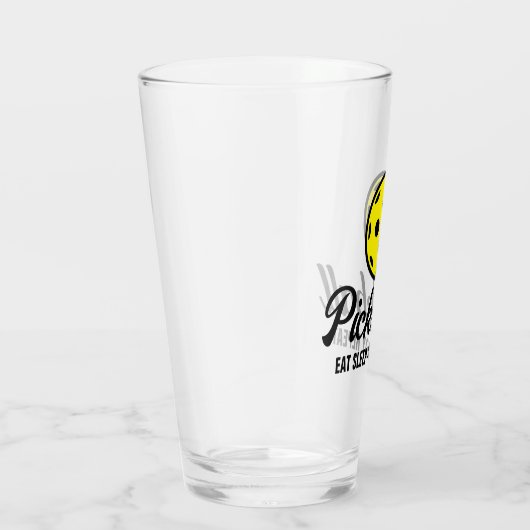 Pickleball Liebhaber trinken Glas mit humorvollem  (Rechts)