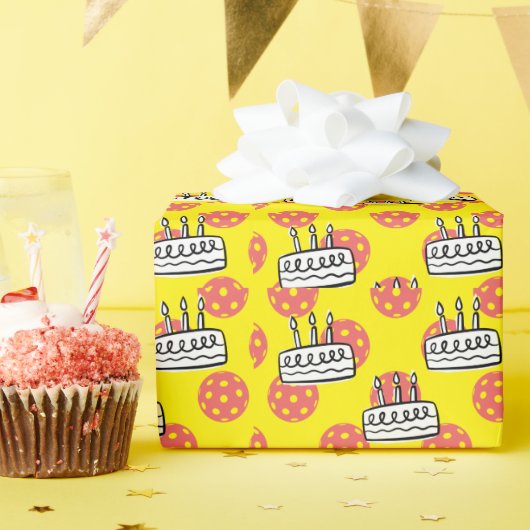 Pickleball mit Birthday Cake auf gelbem Hintergrun Geschenkpapier (Geburtstagsparty)