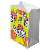 Pickleball mit Birthday Cake auf gelbem Hintergrun Mittlere Geschenktüte (Vorderseite Schrägansicht)