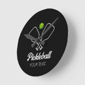 Pickleball mit Paddles und Ball Personalisiert Runde Wanduhr (Winkel)