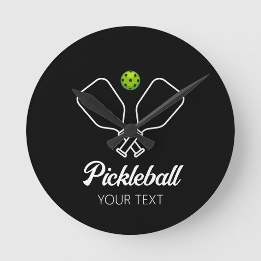 Pickleball mit Paddles und Ball Personalisiert Runde Wanduhr (Vorderseite)