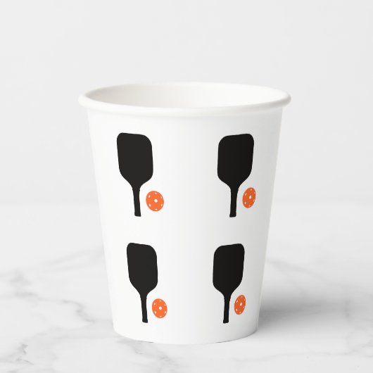 Pickleball-Paddel und orangefarbenes Pickleball Pappbecher (Vorderseite)