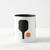Pickleball-Paddel und orangefarbenes Pickleball Tasse (Zentrum)
