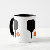 Pickleball-Paddel und orangefarbenes Pickleball Tasse (Vorderseite Links)