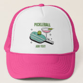 Pickleball Paddle and Cocktail Truckerkappe (Vorderseite)
