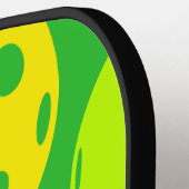 Pickleball Paddle mit Pickleballs darauf! (Linke Seite)