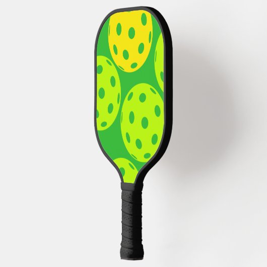 Pickleball Paddle mit Pickleballs darauf! (Links)