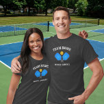 Pickleball Partner Matching Pickleball Turnier T-Shirt<br><div class="desc">Shirt mit 2 blauen Pickleball-Paddeln und 2 Textzeilen. Ideal für Pickleball Partner/Teammitglieder - ideal für Turnierspiele.</div>