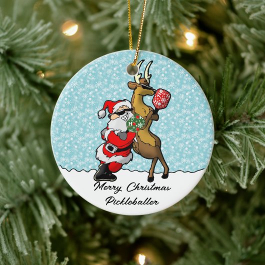 Pickleball Partners Santa & Reindeer Sleighing It Keramik Ornament (Baum)