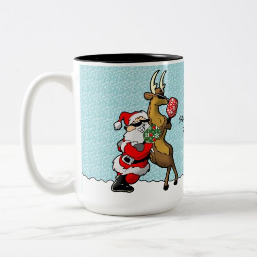 Pickleball Partners Santa & Reindeer Sleighing It Zweifarbige Tasse (Links)