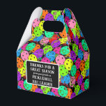 Pickleball Party Balloons auf Black Danke Geschenkschachtel<br><div class="desc">Pickleball Party, personalisiert, Ende der Saison rec Liga, pickleball Turnier danken Ihnen favors. Festliche pickleball Party Geschenk Geschenktasche für jeden Pickleball Spieler mit bunten Konfetti und pickleball Ballons auf schwarzem Hintergrund. Blaue, rote, hellgrüne, gelbe, rosa und lila Ballons aus Pickleball-Kugeln. Bunte pickleball-Themen Geburtstag, Jubiläum, vielen Dank, Ende-rec-Saison-Party, Glückwünsche, Turniergeschenk Geschenktüte...</div>