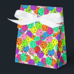 Pickleball Party Bunte Ballons Geschenkschachtel<br><div class="desc">Festliche pickleball Party Geschenk Geschenktasche für jeden Pickleball Spieler mit bunten Konfetti und pickleball Ballons auf weißem Hintergrund. Blaue, rote, hellgrüne, gelbe, rosa und lila Ballons aus Pickleball-Kugeln. Bunte pickleball-Themen Geburtstag, Jubiläum, vielen Dank, Ende-rec-Saison-Party, Glückwünsche, Turniergeschenk Geschenktüte Geschenkbox für Ihre pickleball-liebende Mutter, Vater, Onkel, Tante, Bruder, Schwester, Nachbarin, Opa, Großmutter,...</div>
