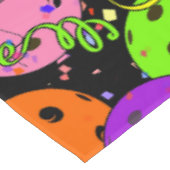 Pickleball Party Confetti und Balloons auf Schwarz Tischdecke (Schrägansicht)