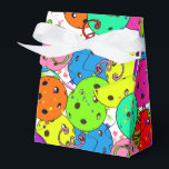 Pickleball Party Confetti und Pickleball Balloons Geschenkschachtel<br><div class="desc">Festliche pickleball Party Geschenk Geschenktasche für jeden Pickleball Spieler mit bunten Konfetti und pickleball Ballons auf weißem Hintergrund. Blaue, rote, hellgrüne, gelbe, rosa und lila Ballons aus Pickleball-Kugeln. Bunte pickleball-Themen Geburtstag, Jubiläum, vielen Dank, Ende-rec-Saison-Party, Glückwünsche, Turniergeschenk Geschenktüte Geschenkbox für Ihre pickleball-liebende Mutter, Vater, Onkel, Tante, Bruder, Schwester, Nachbarin, Opa, Großmutter,...</div>
